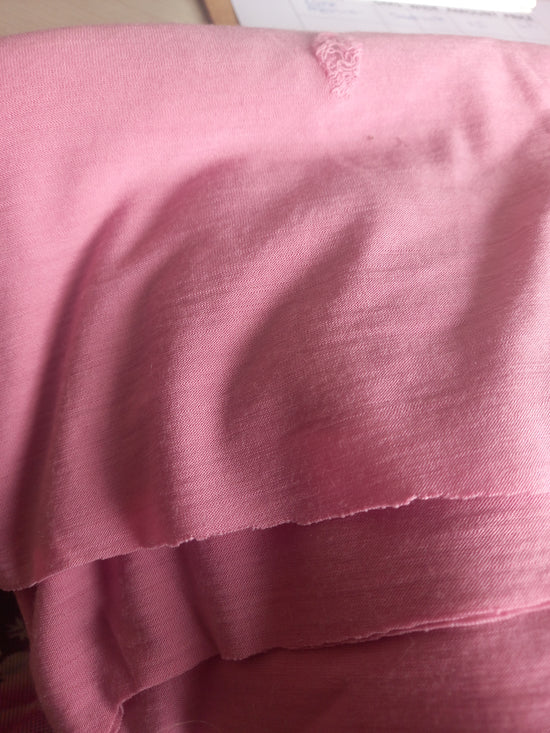 Rose 100% merino - 1.5 metre remnant - small hole