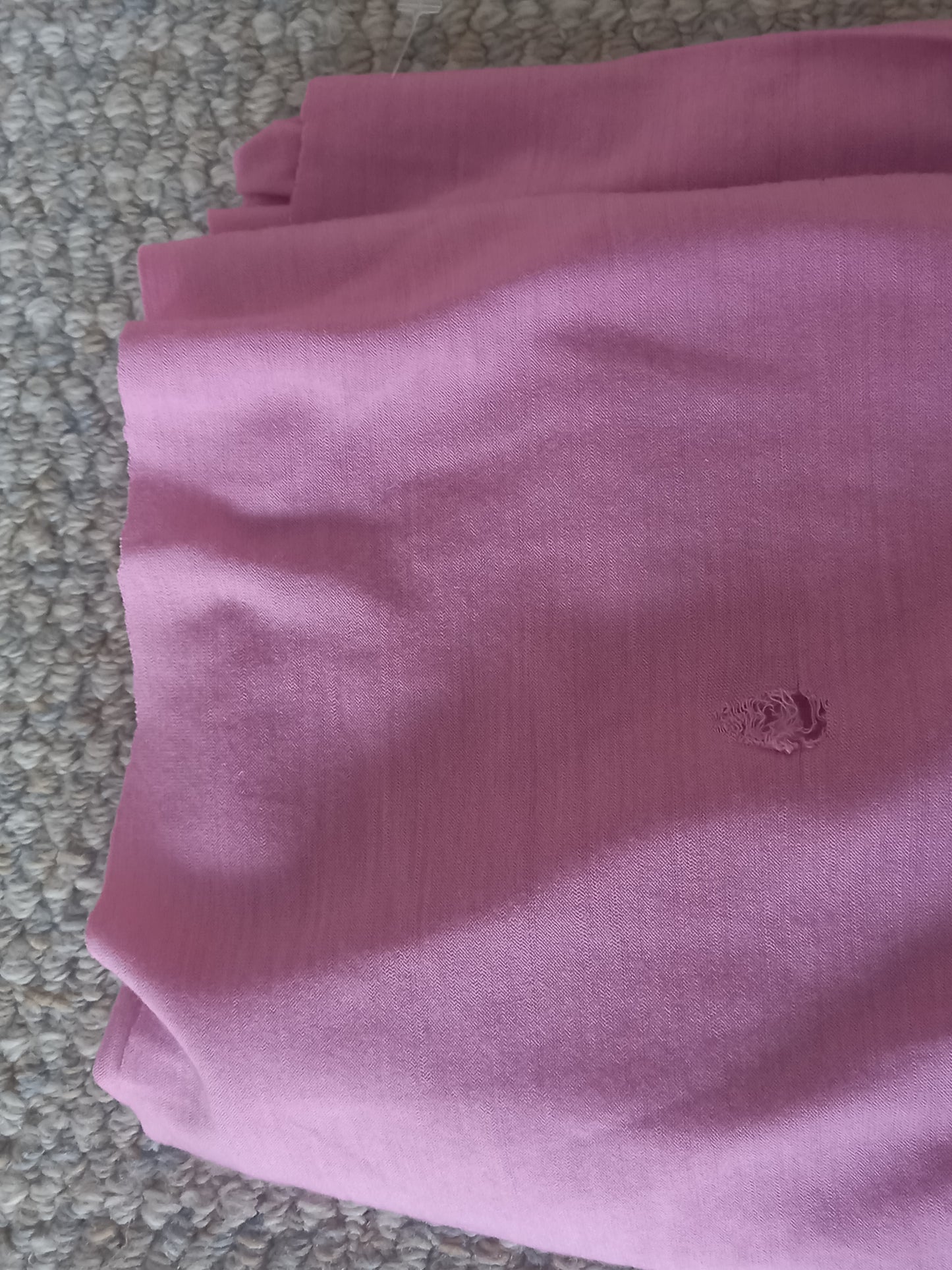 Rose pink 100% merino -  1.60cm remnant, small hole, photographed